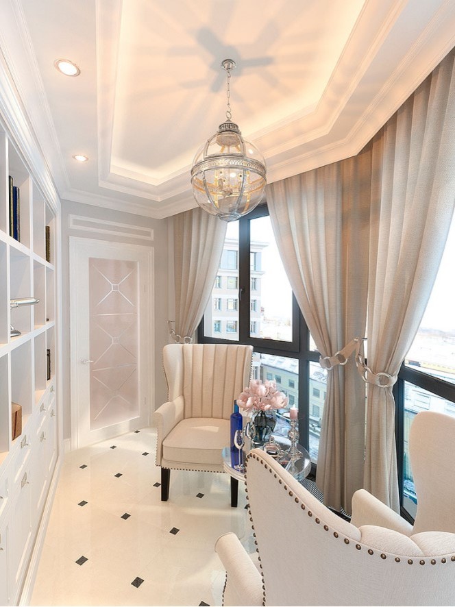 У Ростральных колонн