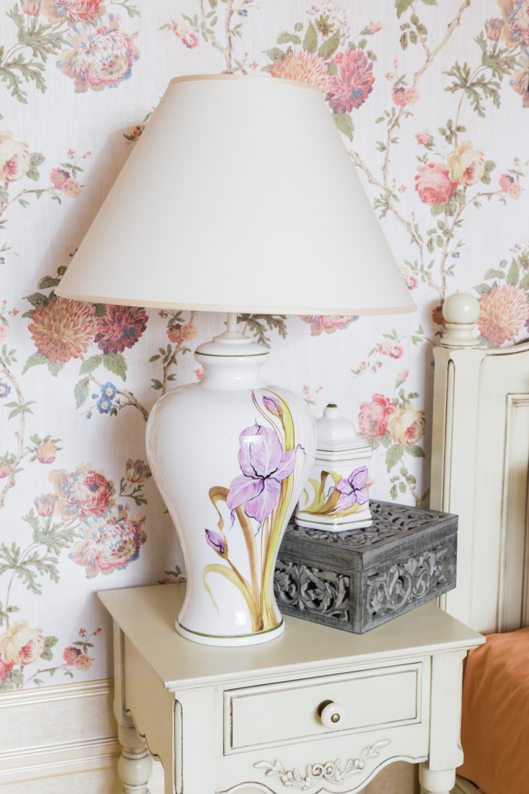 Интерьер гостевого дома в стиле Прованс. Интерьер бассейна (150 кв м)