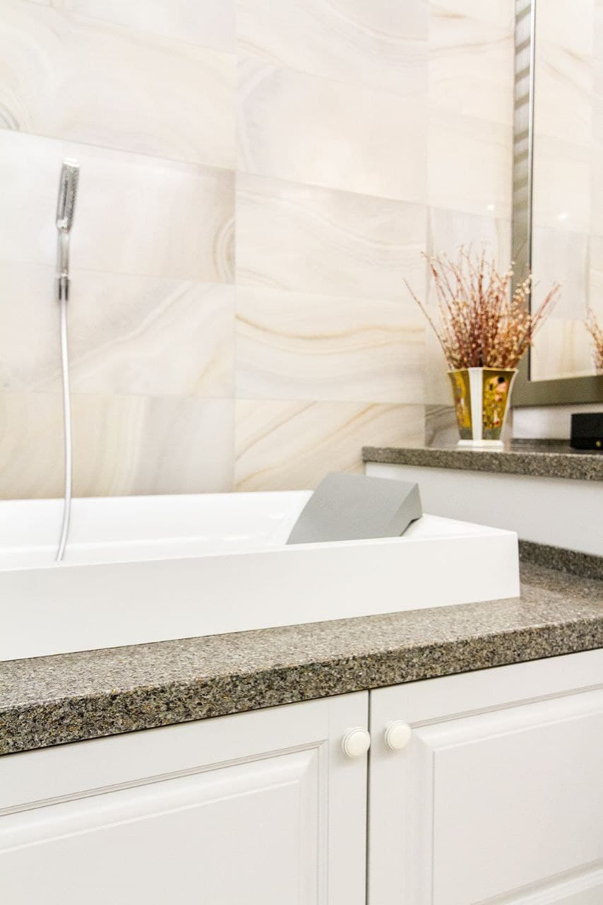 Мебель в ванную комнату с экраном под ванну