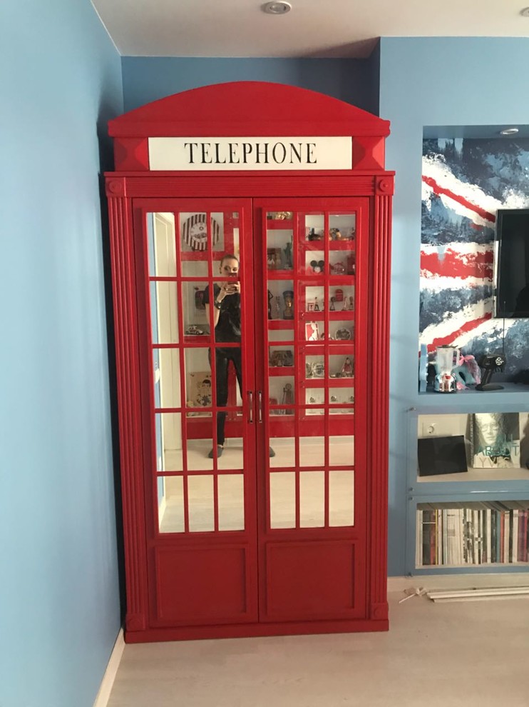 Обложка проекта: шкаф в виде телефонной будки