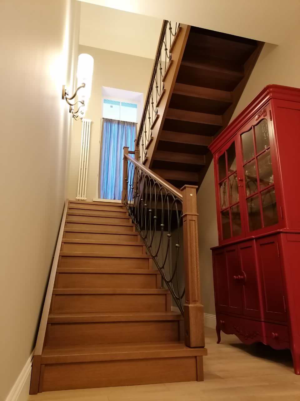 Обложка проекта: Дубовая лестница с кованным ограждением