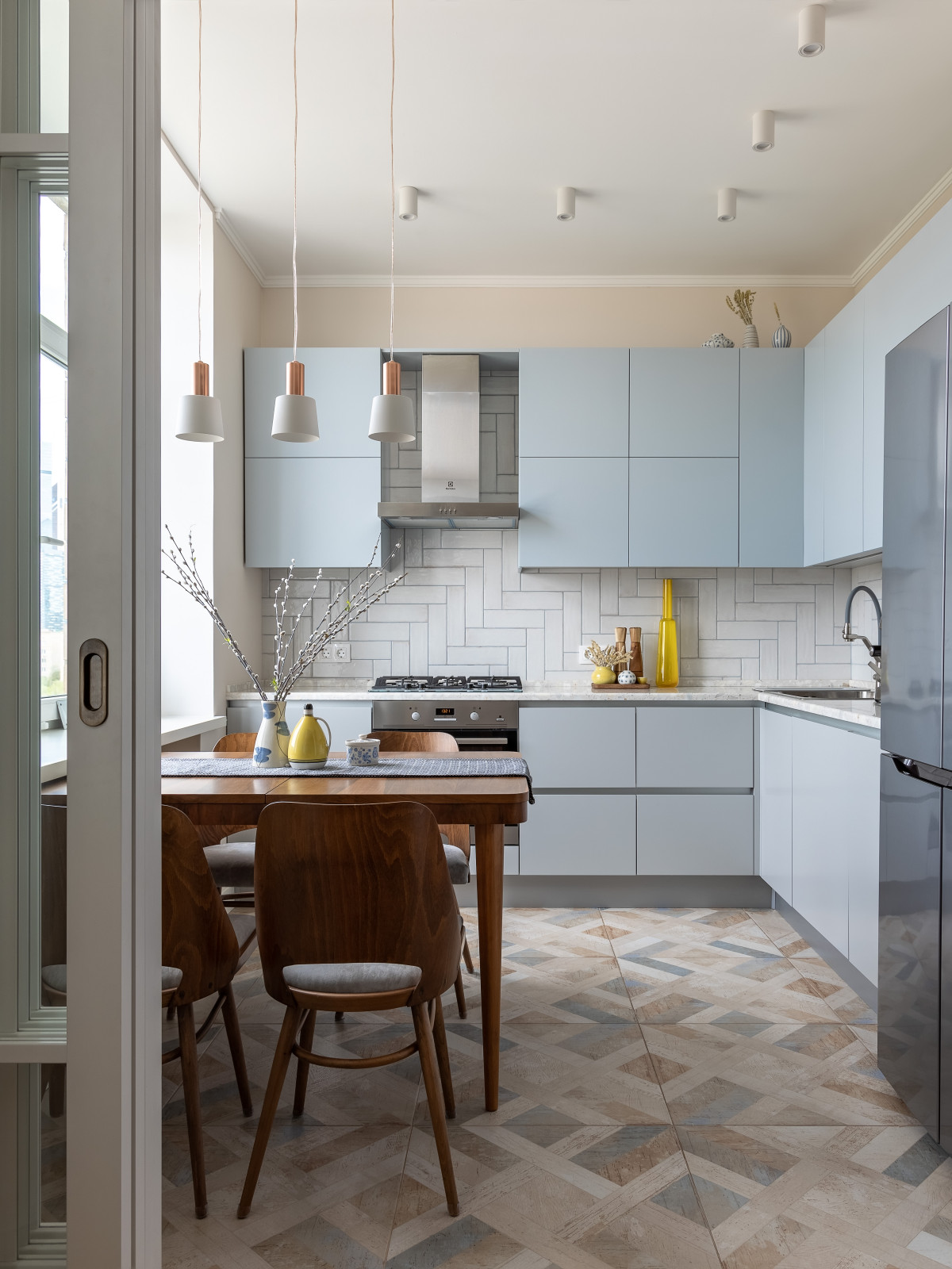 Квартира с желтым диваном