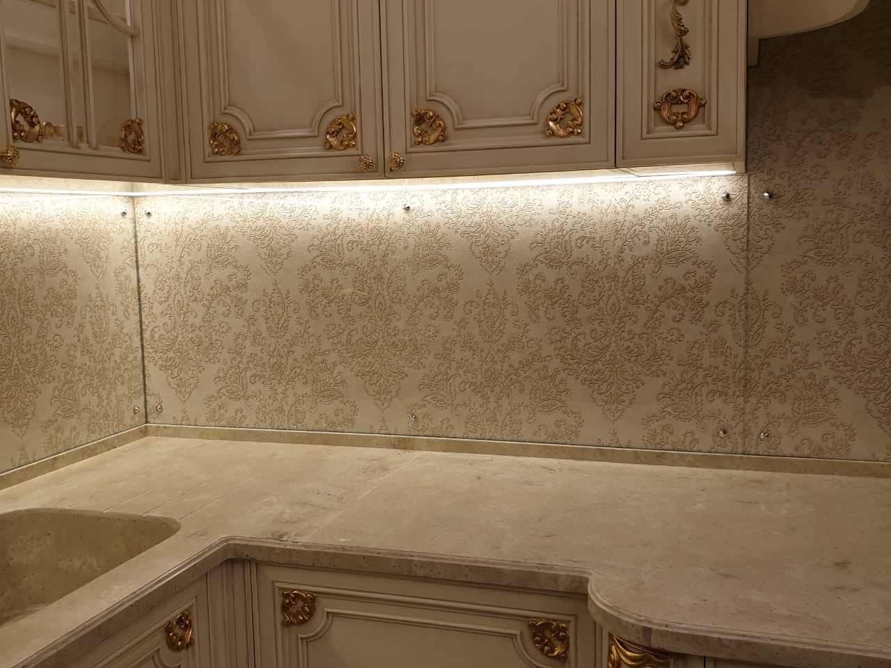 Стеклянный фартук на кухню