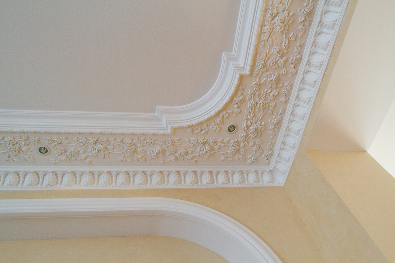 Гипсовая лепнина в загородном доме