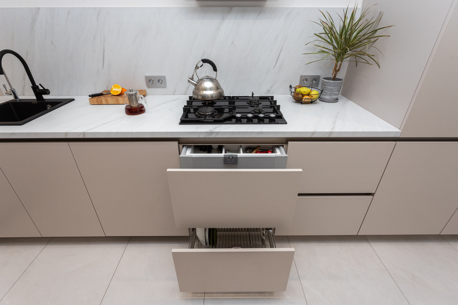 Современная кухня в цвете кашемир