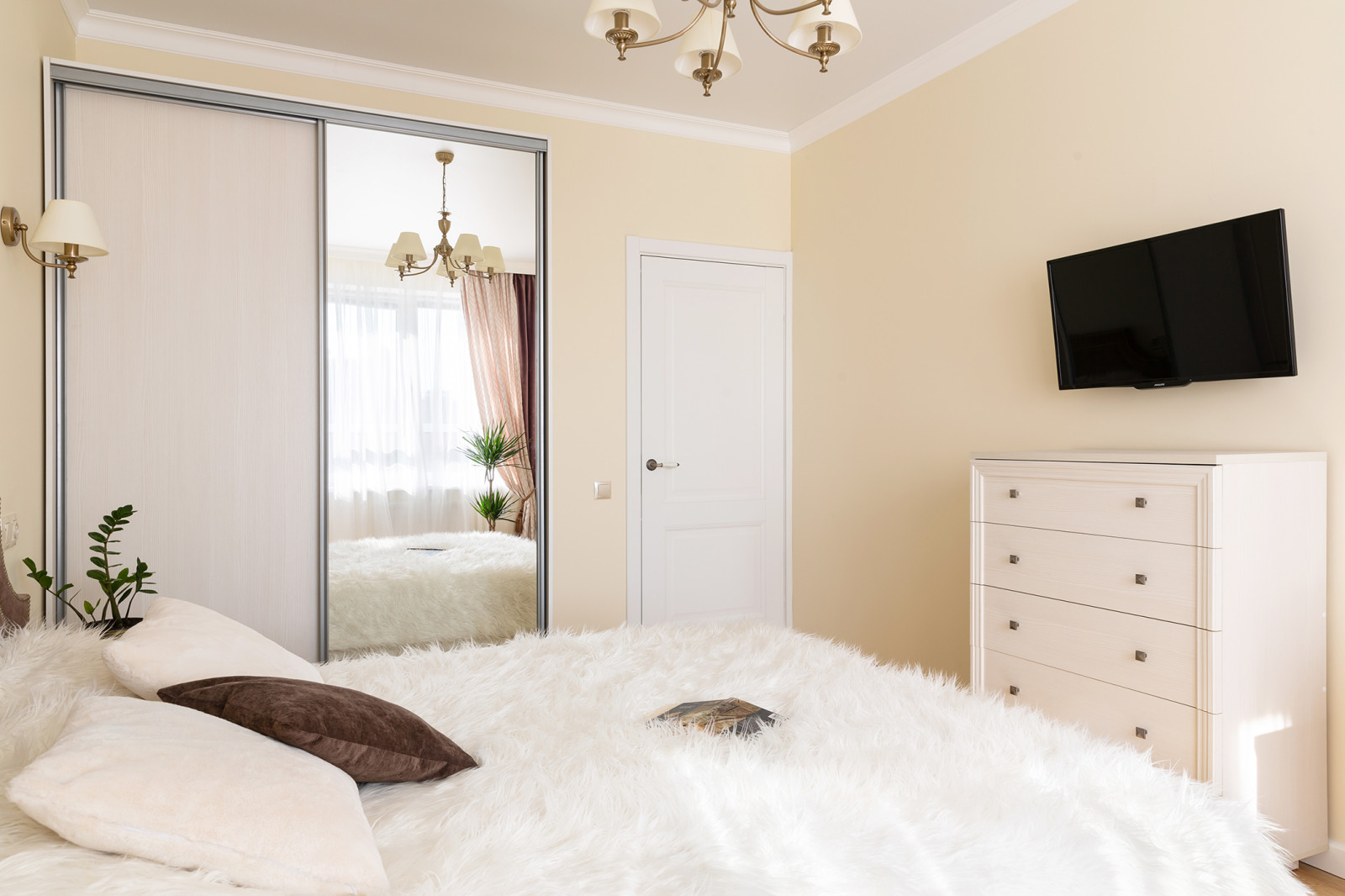 Квартира для родителей с натяжными потолками