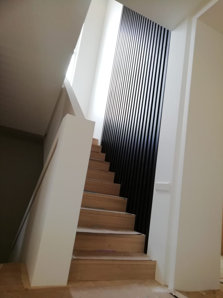 облицовка бетонной лестницы с вертикальными панелями