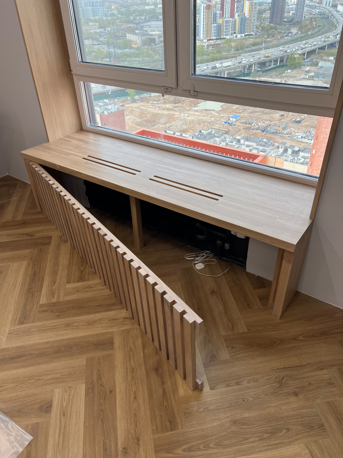 Деревянный подоконник с откосами и реечным экраном