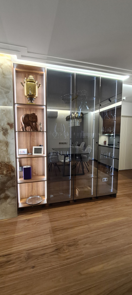 Обложка проекта: Витрина в кухне гостинной