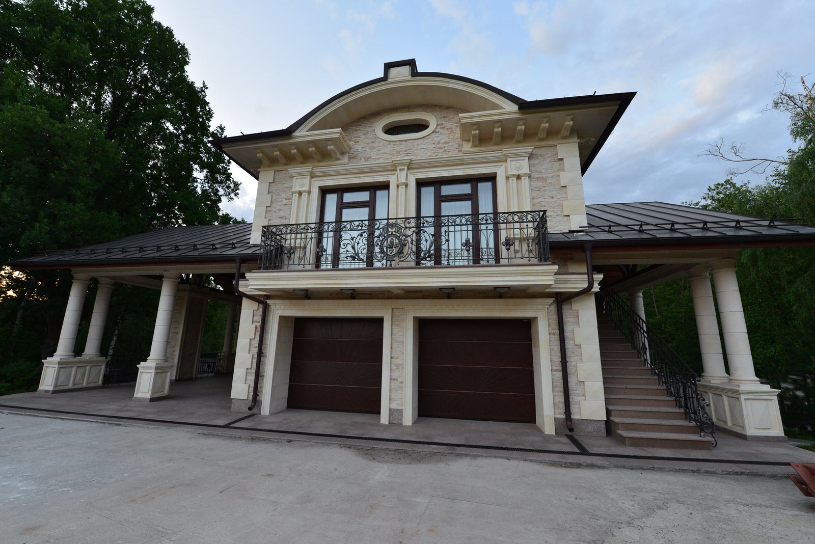 Дом на склоне