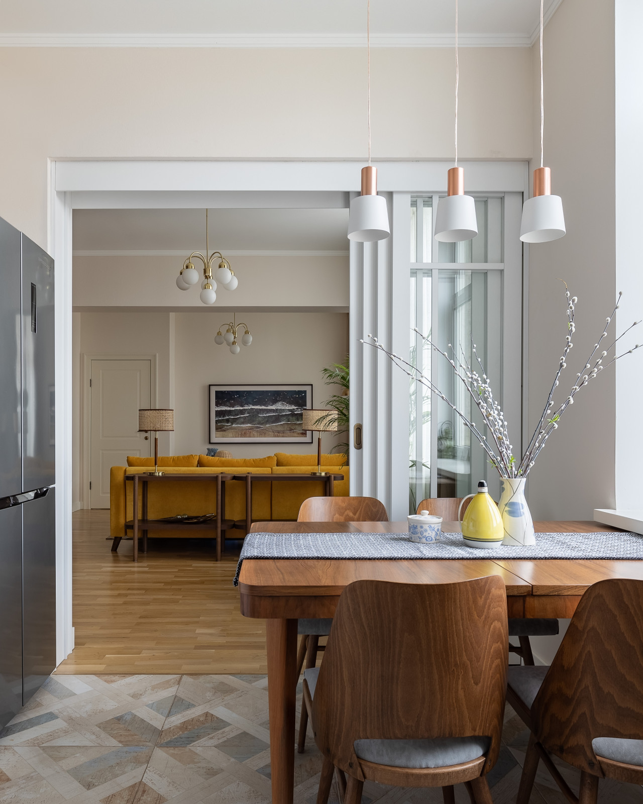 Квартира с желтым диваном