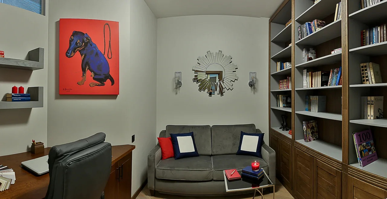 Книжный шкаф, паркет, угловой стол, полки, плинтус