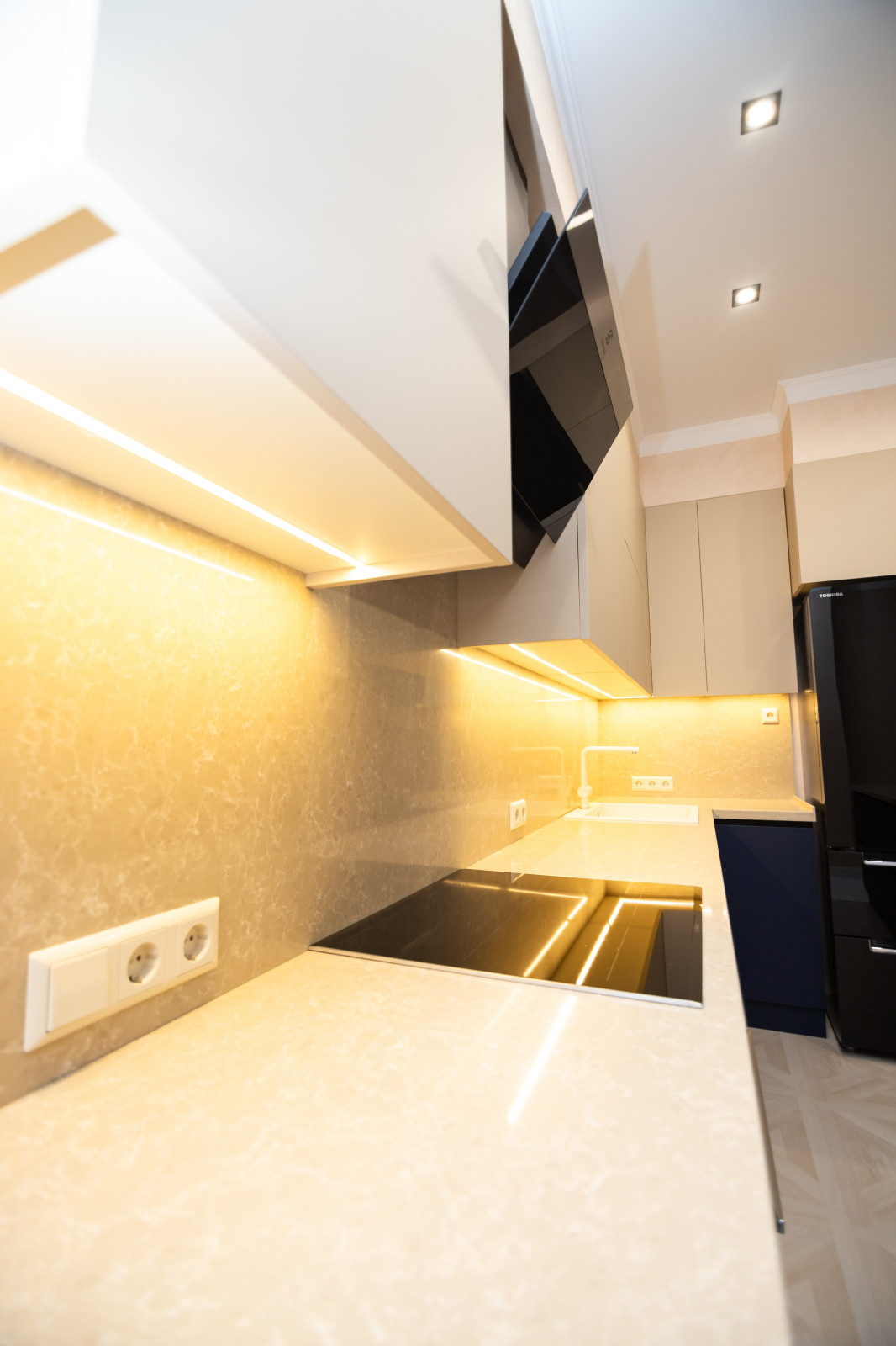 Бело-синяя кухня в современном стиле