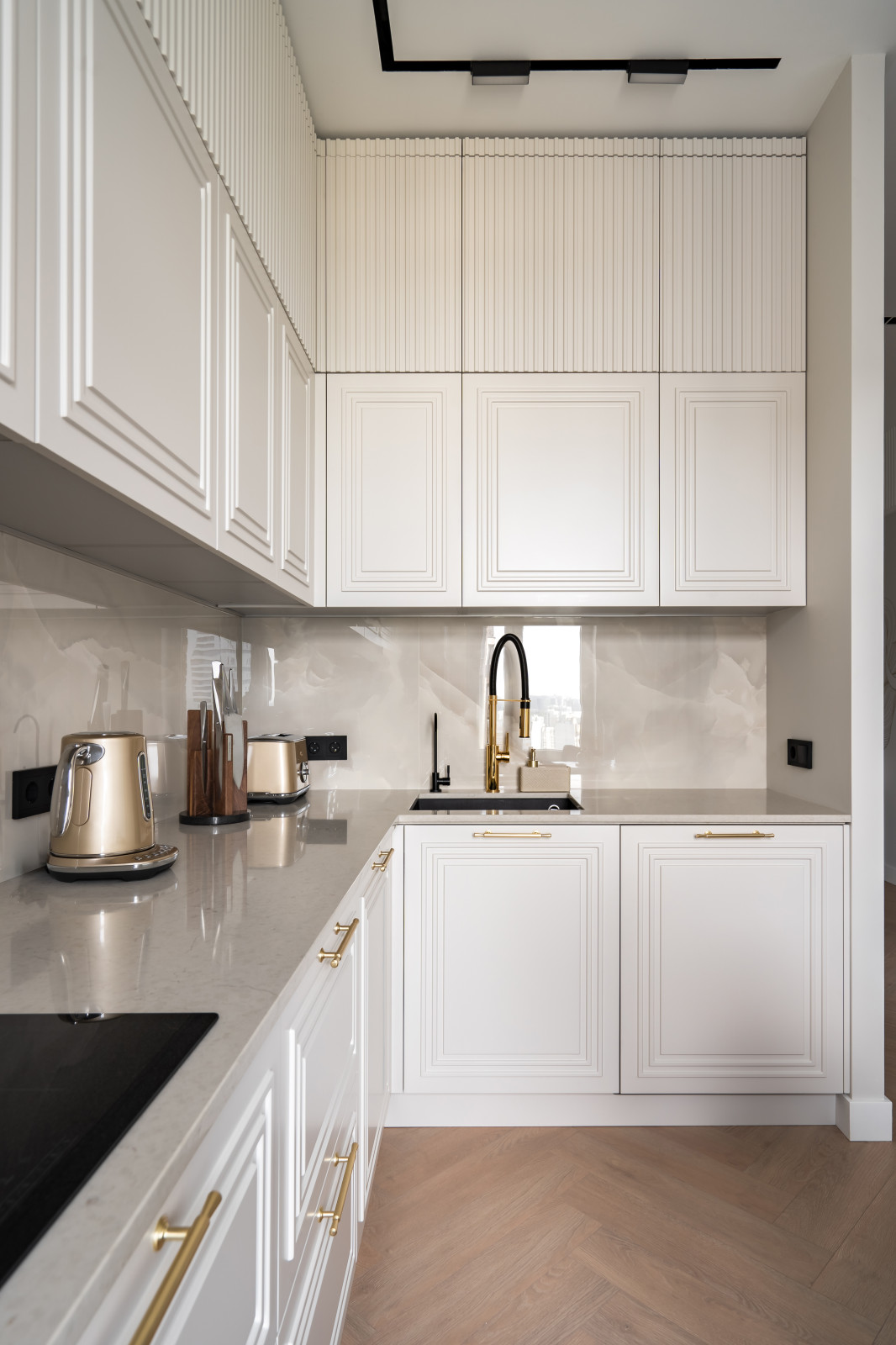 Белая кухня в стиле итальянцев