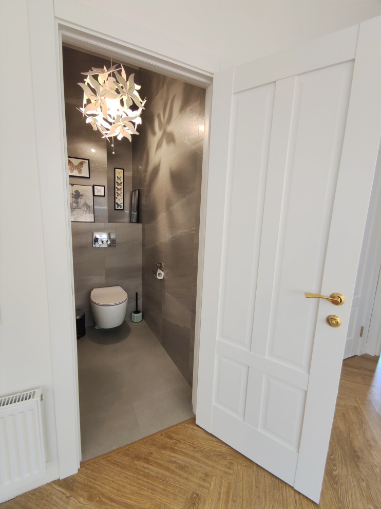 Туалет с люстрой и картинами