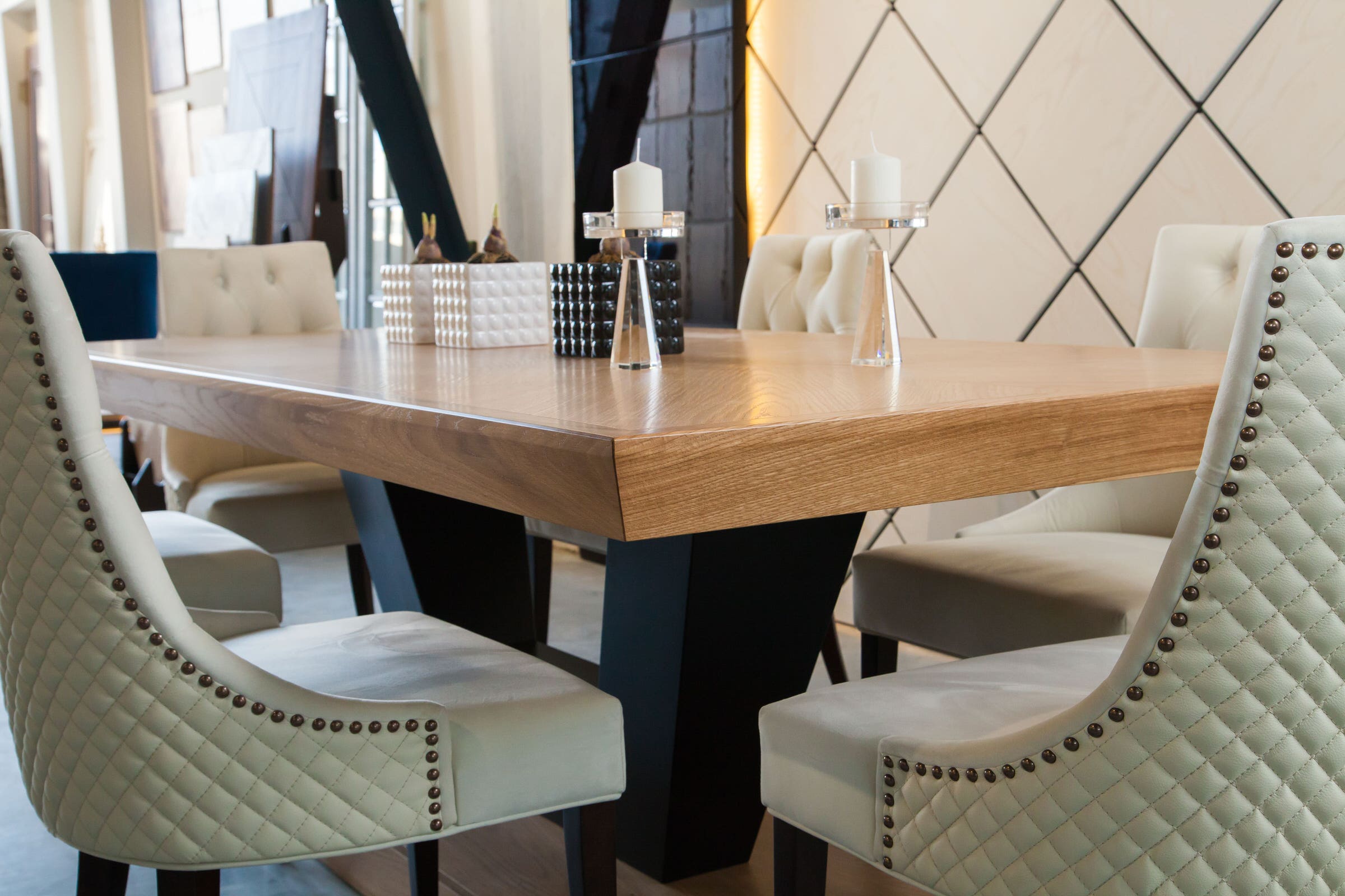 Обеденный стол. Стеновая панель из массива ясеня. Стулья.