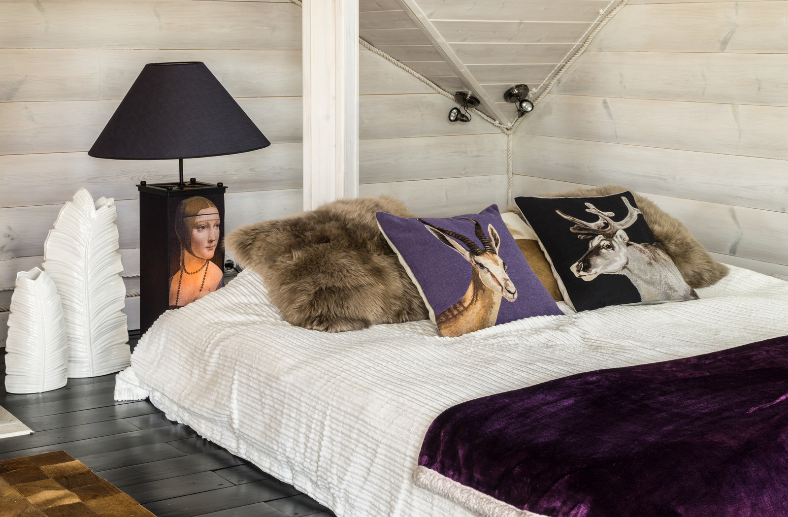 Черно-белая баня с яркими акцентами