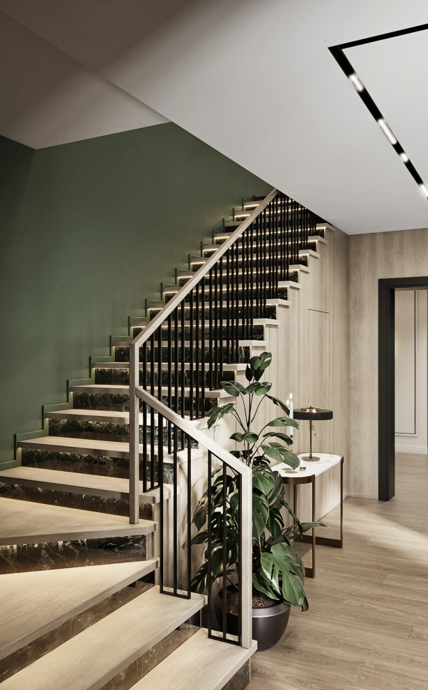 Просторная гостиная с акцентным потолком