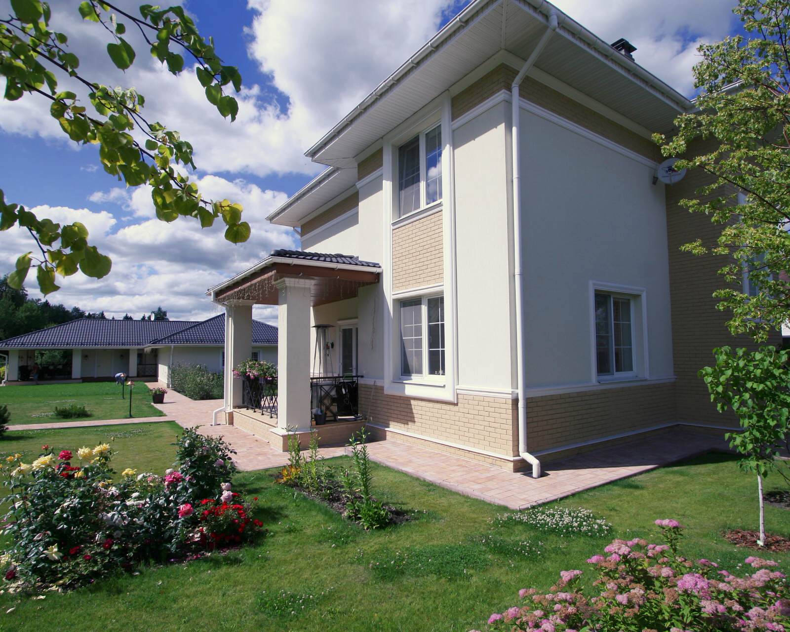 Архитектурный ансамбль из трех домов