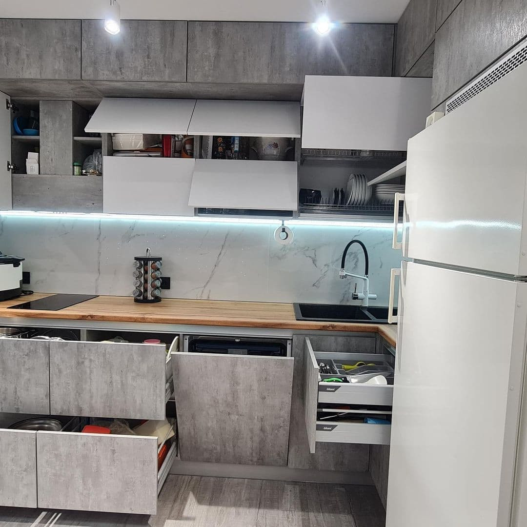 Серая угловая кухня в стиле лофт с матовыми фасадами