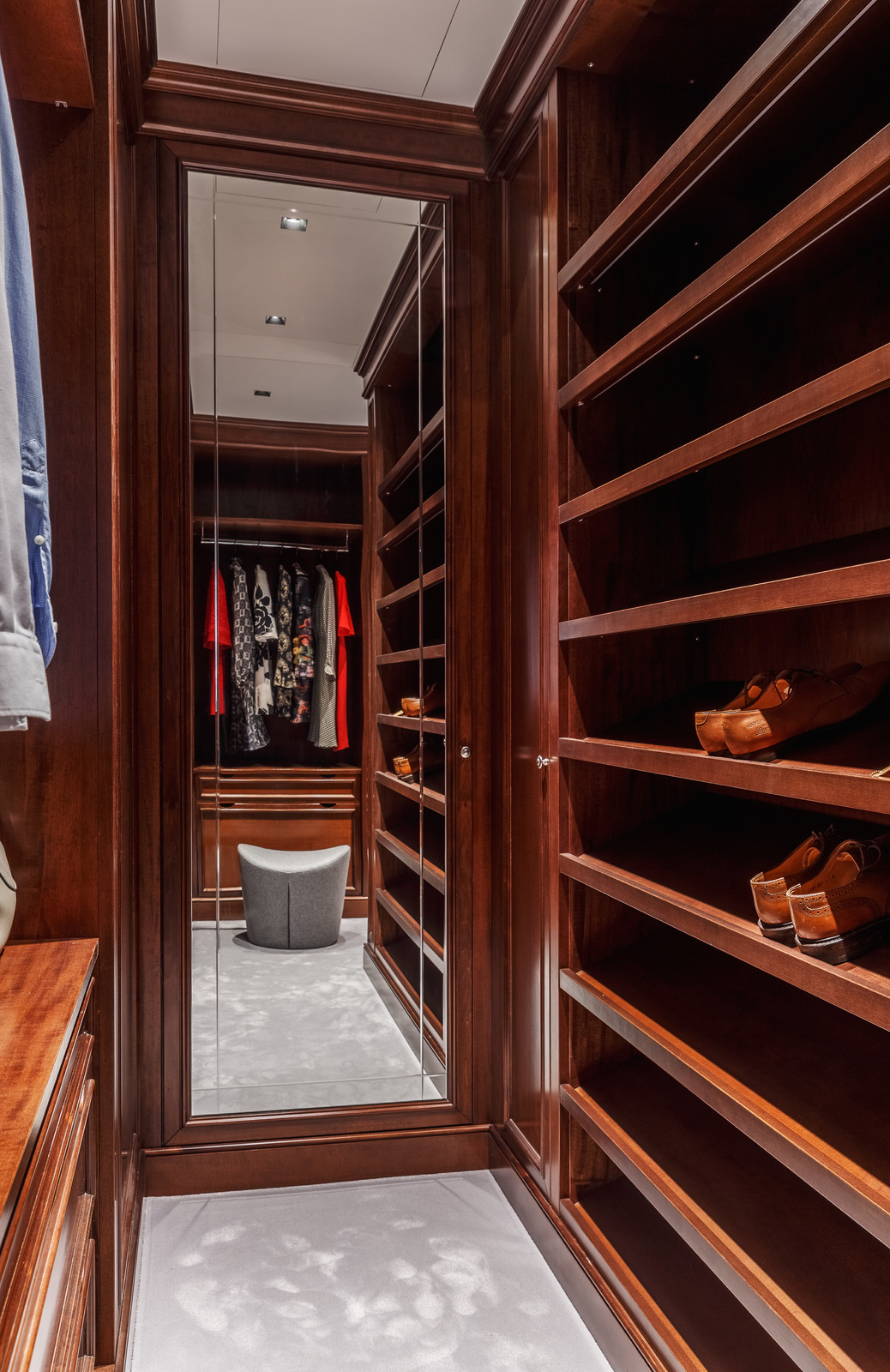 Открытая гардеробная в классическом стиле