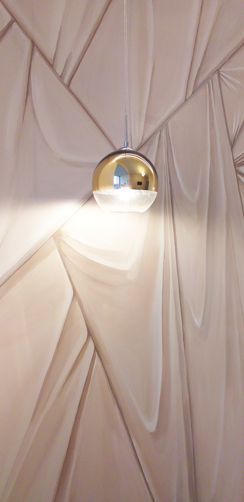 Роспись стены в изголовье кровати в спальне