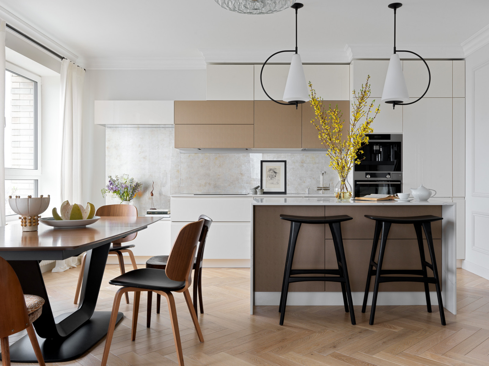 Houzz тур: Антиквариат и семейные реликвии в современной квартире