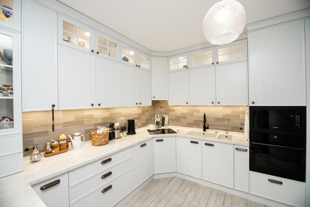 Светлая кухня с деревянными элементами