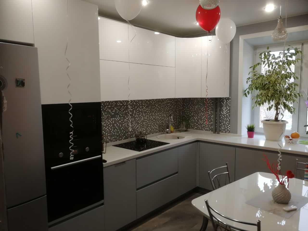 Обложка проекта: Современная кухня с зоной у окна