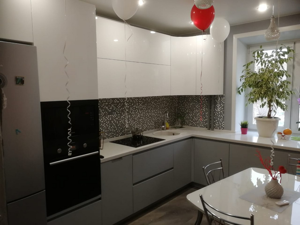 Обложка проекта: Современная кухня с зоной у окна