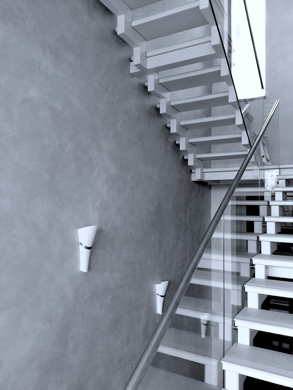 Цельностеклянное ограждение лестницы