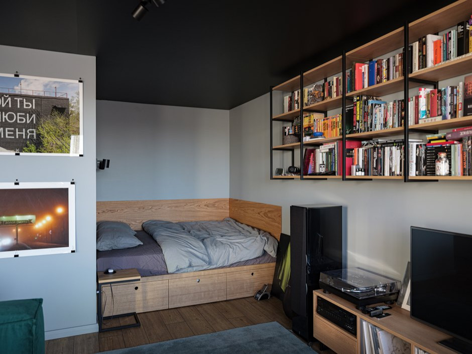 Квартира-студия с черным потолком в стиле лофт