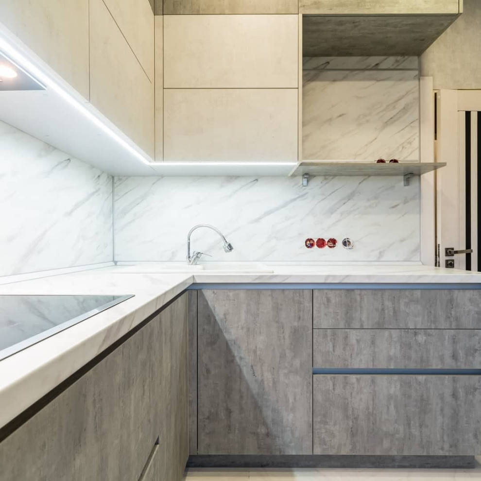 Серая угловая кухня с экстраматовыми фасадами