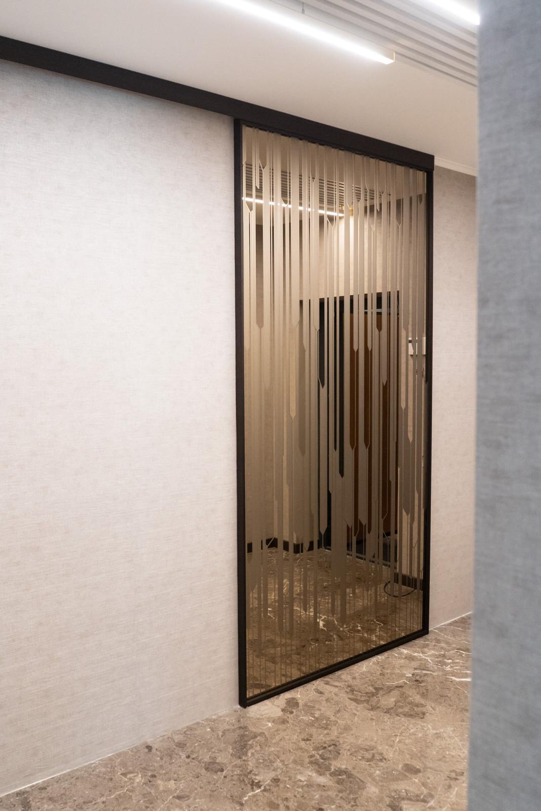 Раздвижная подвесная межкомнатная перегородка дверь в профиле R1200 AIR raumplus