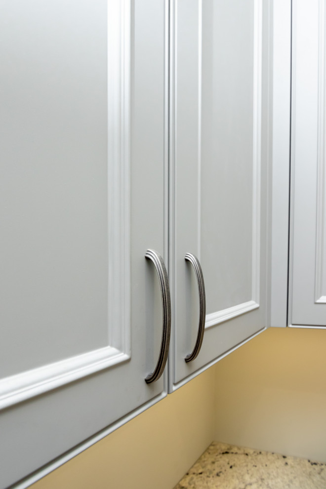 Светло-серая кухня в классическом стиле