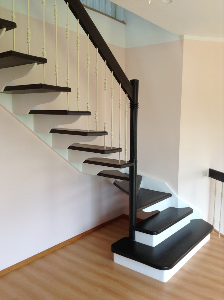 Лестница с коваными балясинами