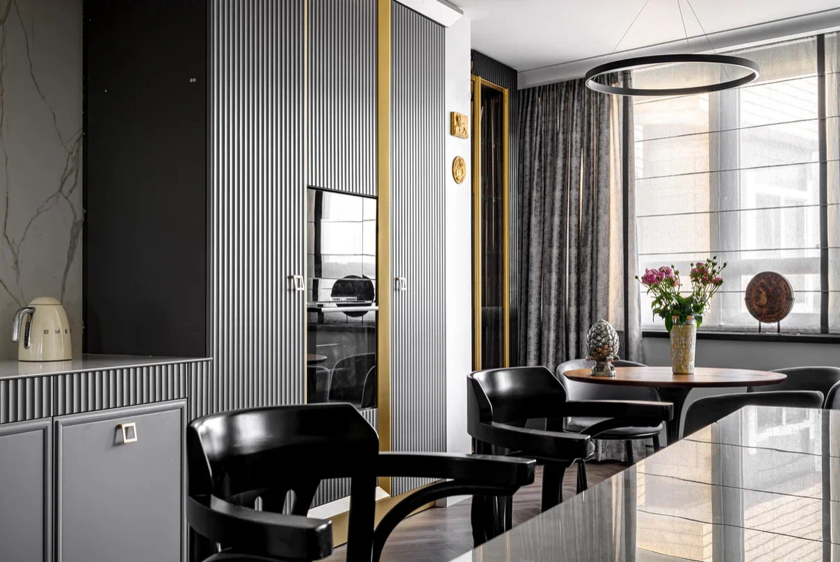 Квартира в стиле фьюжен с золотистой вытяжкой и коллекцией статуэток