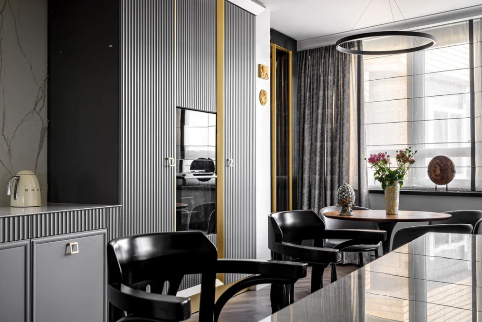 Квартира в стиле фьюжен с золотистой вытяжкой и коллекцией статуэток