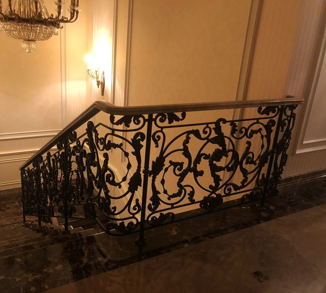 Кованные ограждения каменной лестницы
