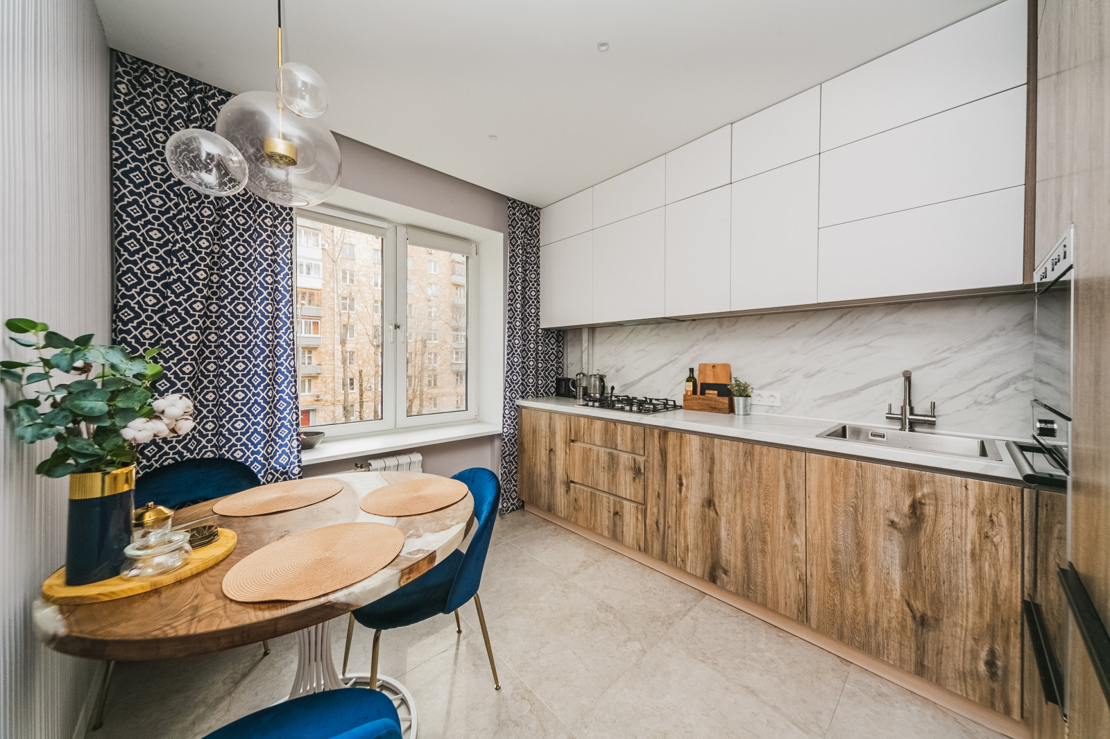 Обложка проекта: Светлая кухня с древесным декором