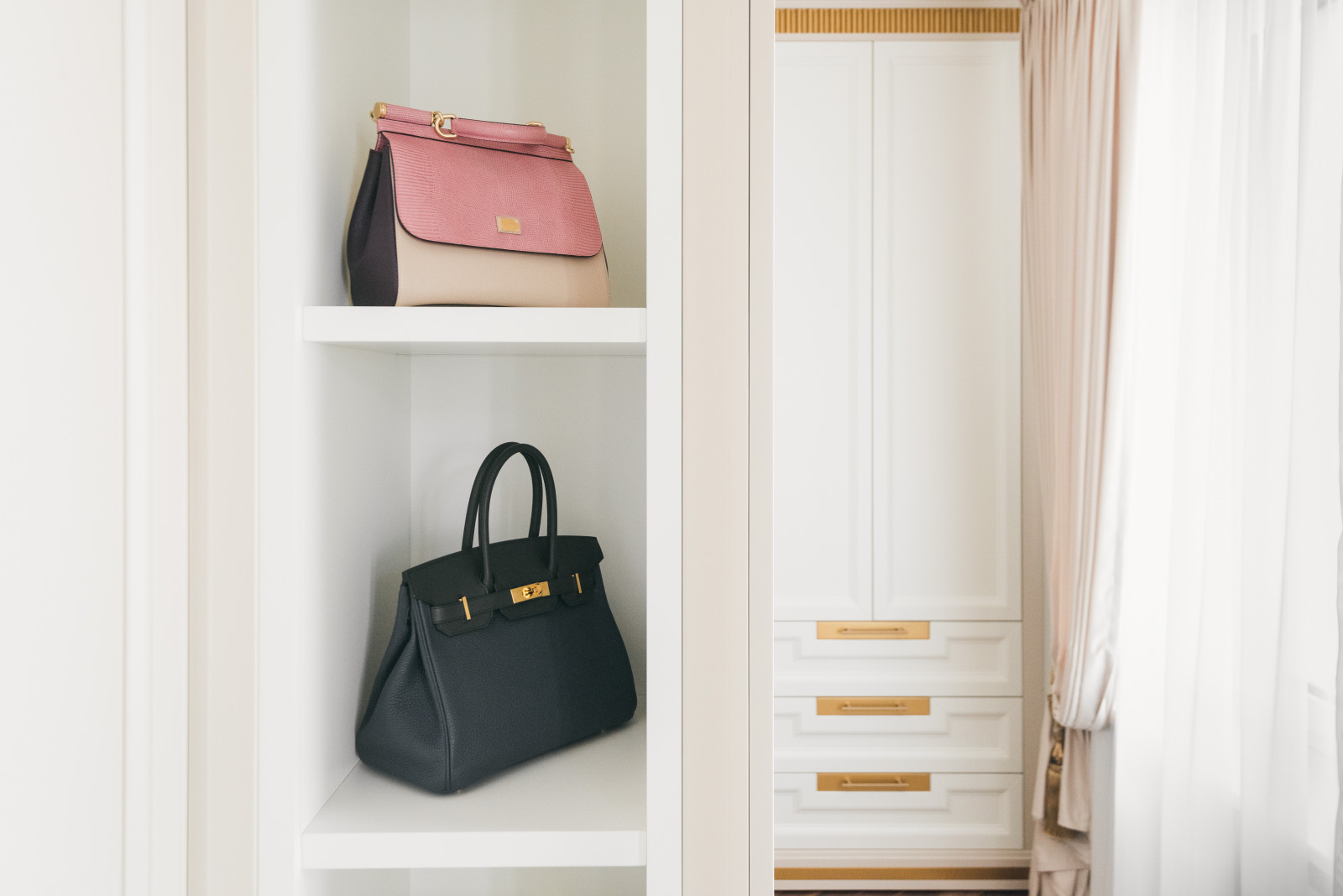 Гардеробная комната с элементами Латуни