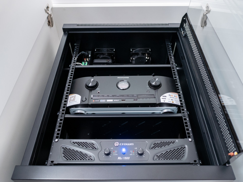 Инсталляция с невидимой акустикой в "Алых парусах"