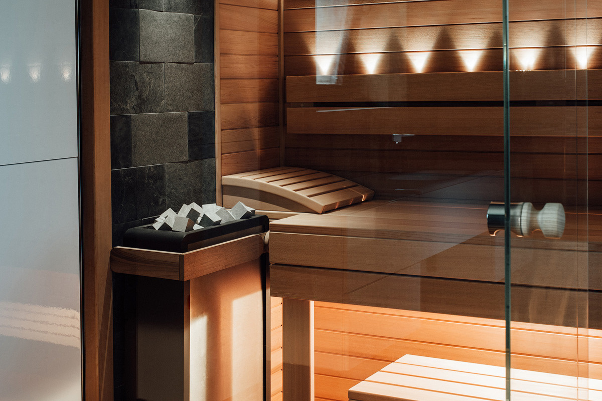 Кедровая сауна в загородном доме.