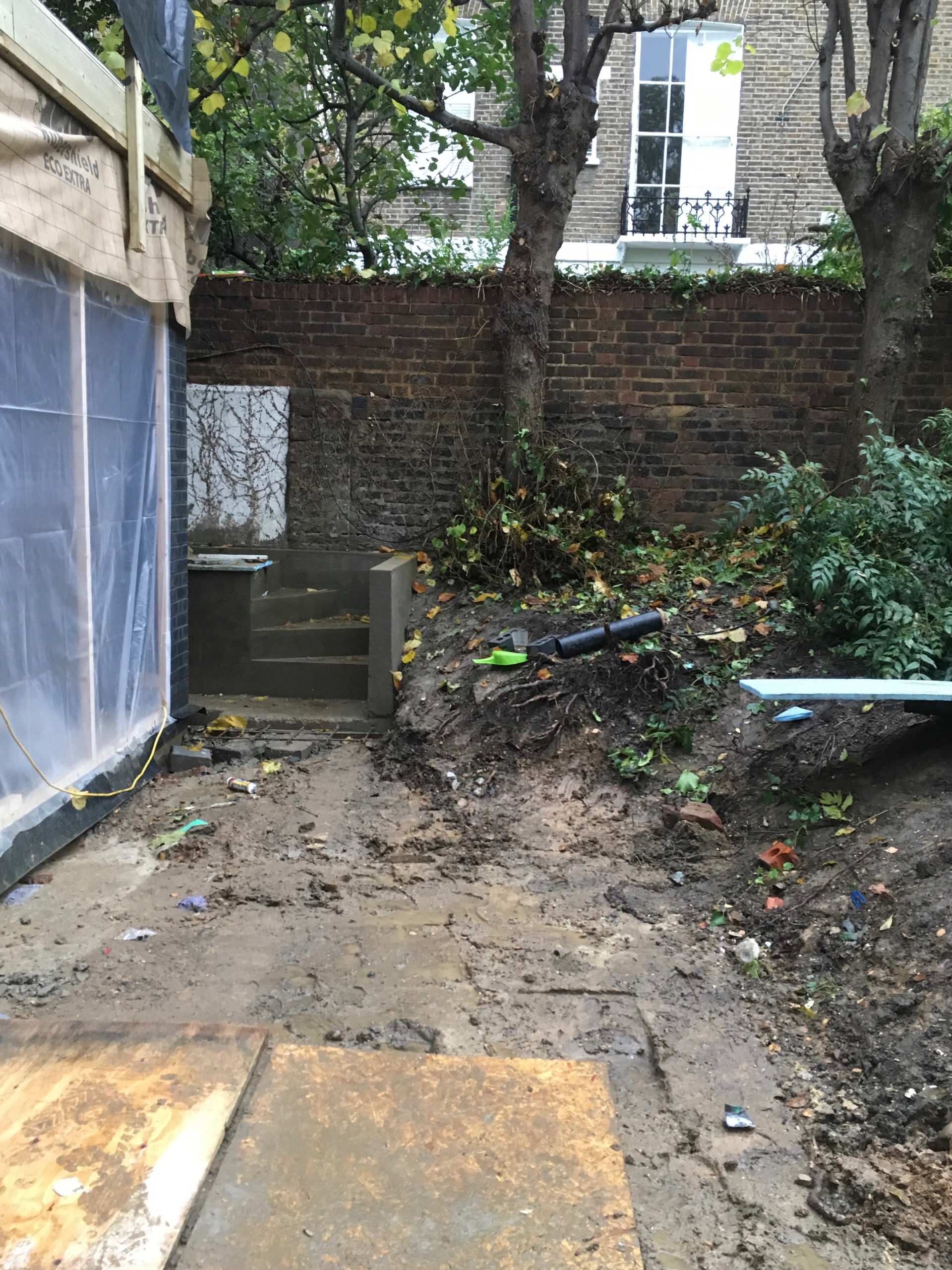 До и после: Пышный сад с эффектной каменной стеной