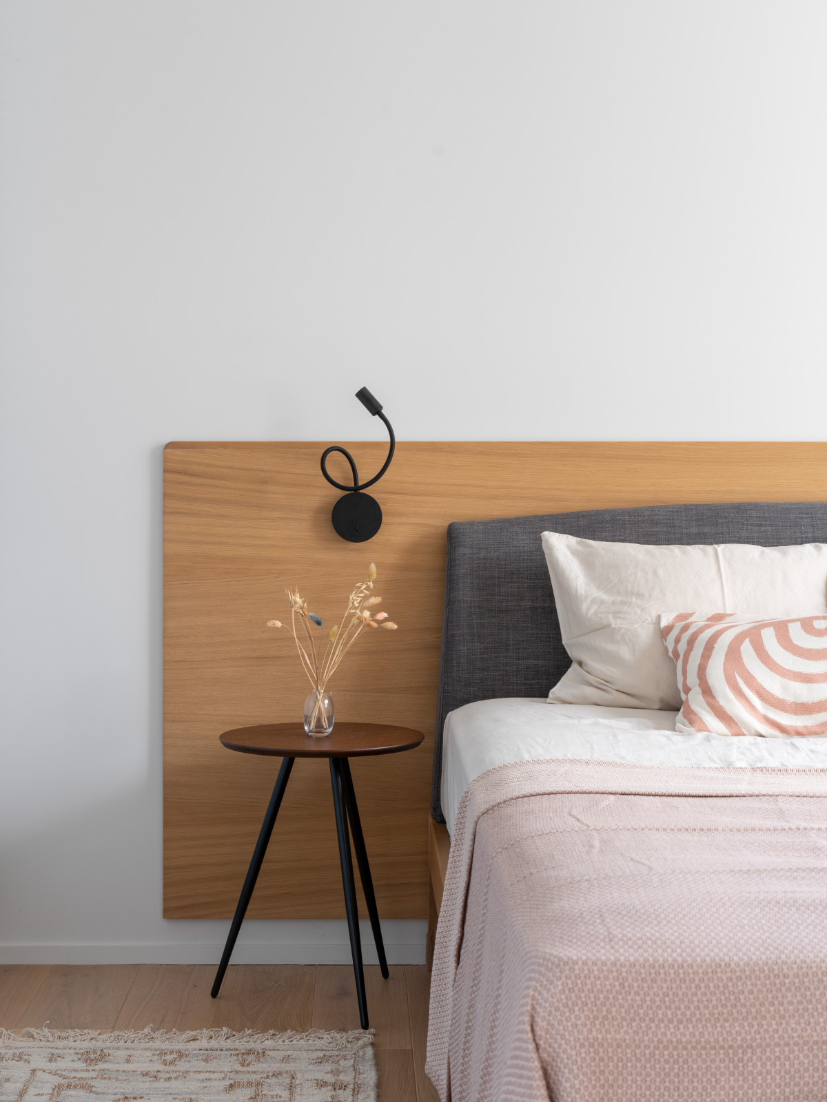 Двухкомнатная квартира с зеленой перегородкой в гостиной