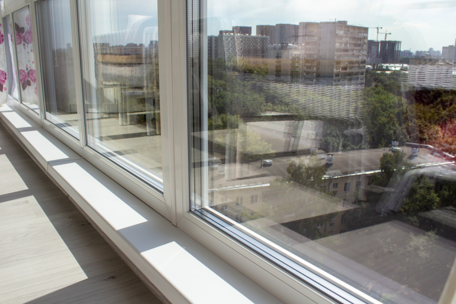 Панорамное остекление балкона и кухонное окно