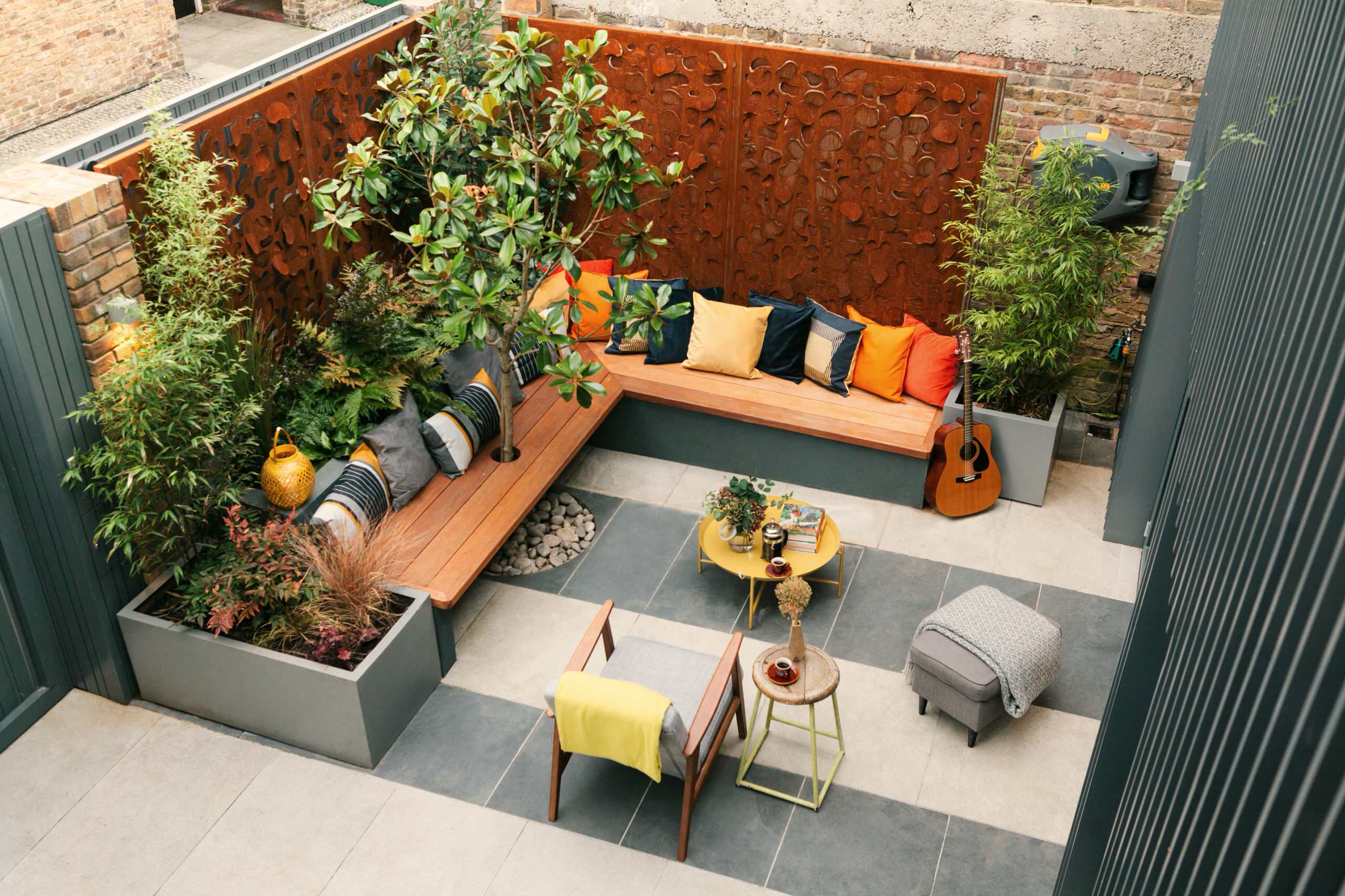 Есть идея: Куда спрятать мусорный бак