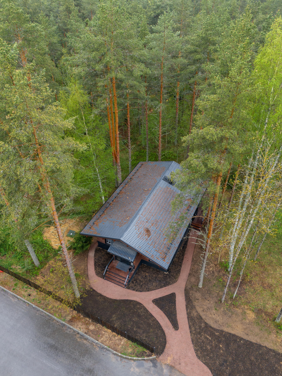 Каркасный дом в сосновом лесу