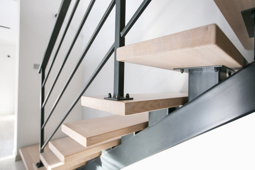 Металлическая лестница на монокосоуре