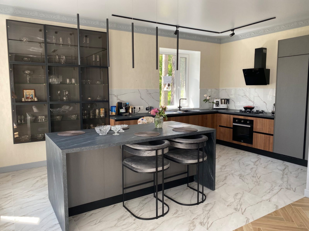 Кухня с фасадами TSS CLEAF и натуральным шпоном ореха